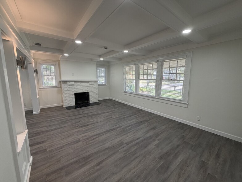 Building Photo - 2 Bed/1.5 Bath