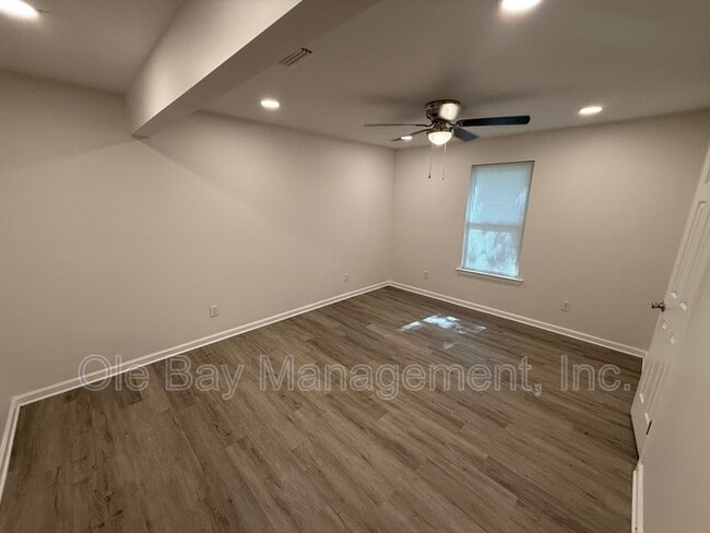 Building Photo - 3212 Riverside Dr