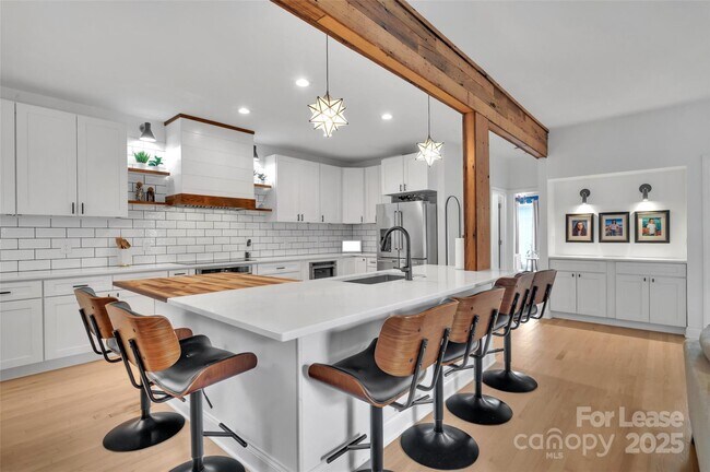 Building Photo - 15737 Agincourt Dr