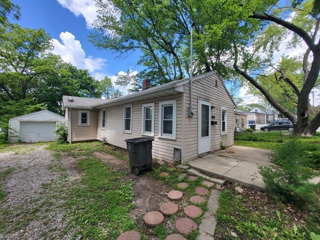 Building Photo - 1 Bedroom home with garage!