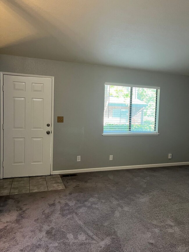 Building Photo - Rare 2 Bedroom/1.5 Bathroom Condo for Rent...