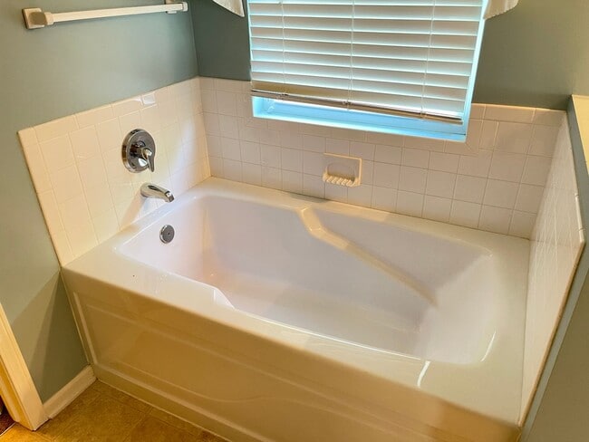 Building Photo - Beautiful 4 bed 2.5 bath 3000+sq ft