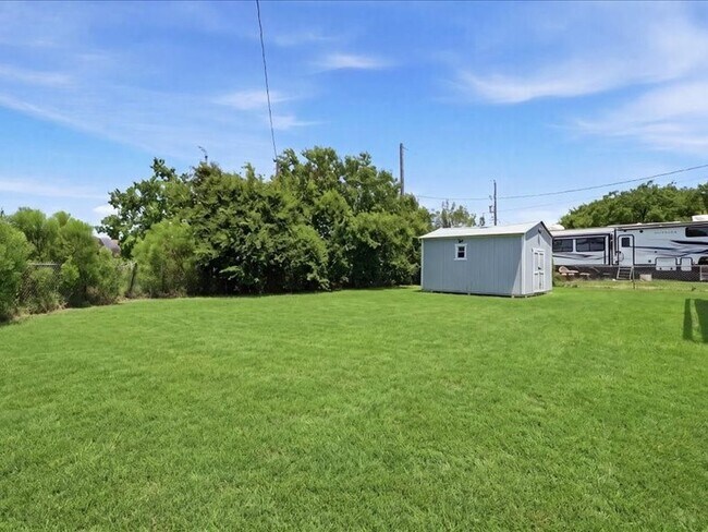Building Photo - 4416 Thompson Ave