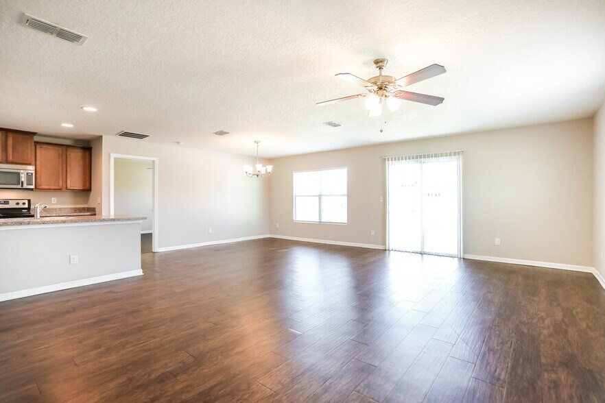 Building Photo - 3800 Falcon Crest Dr