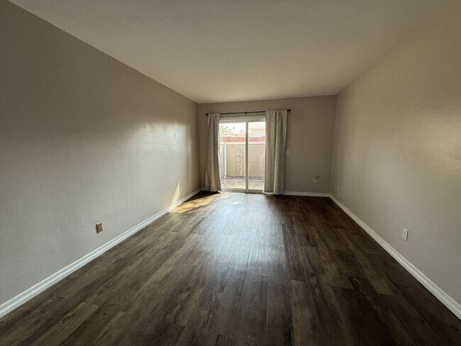 Building Photo - Ground Floor Unit in Santee!