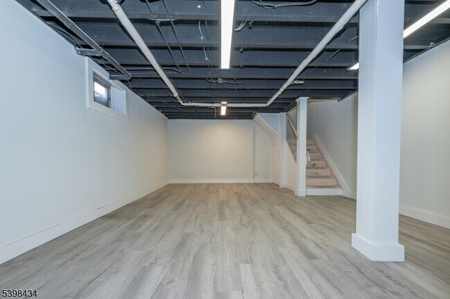 Building Photo - 7 Oak Tree Ln