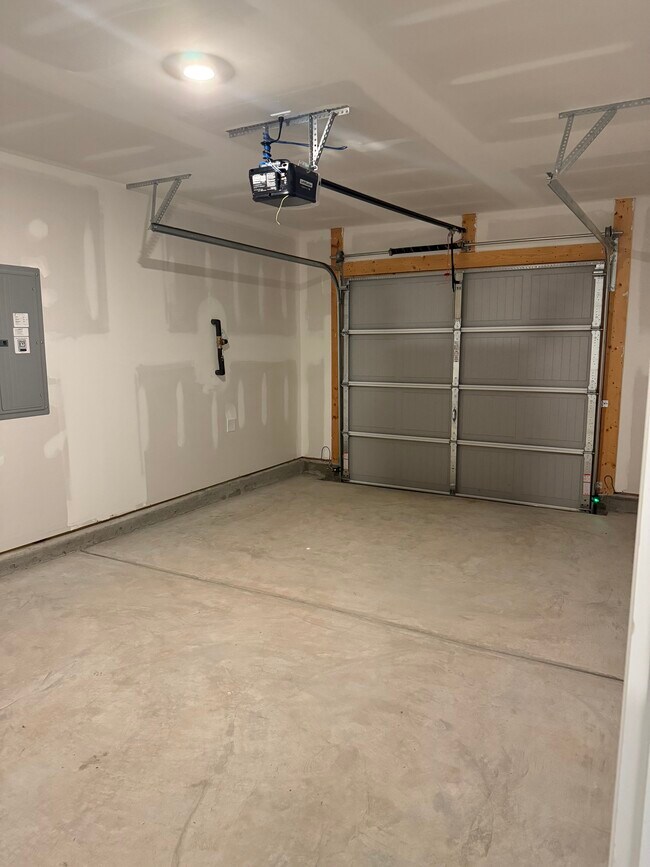Building Photo - 1124 Russell Ave