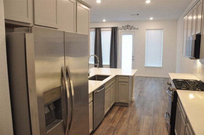 Building Photo - 673 Royal Arch Dr