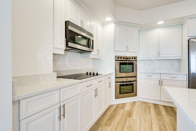 Building Photo - Breathtaking 3 Bedroom Daytona Beach Shore...