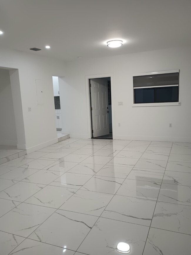 Building Photo - 3820 E 9th Ln