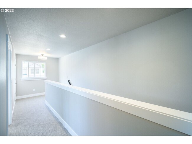 Building Photo - Beautiful 3 Bedroom, 2.5 Bath House in Newberg