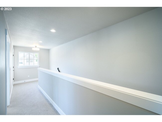 Building Photo - Beautiful Pet Friendly 3 Bedroom, 2.5 Bath House in Newberg