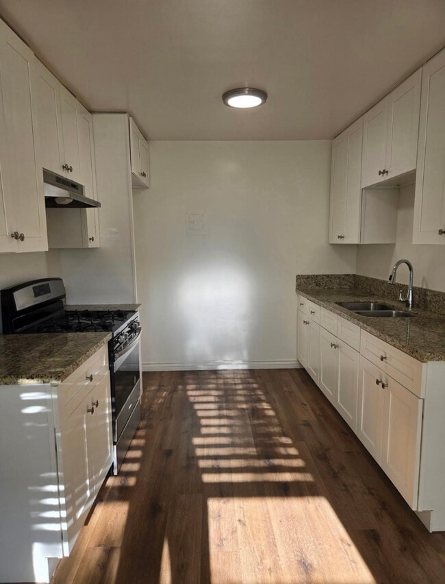 Building Photo - 2480 Montrose Ave