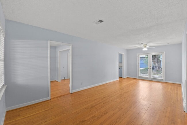 Building Photo - 950 Lamonte Ln