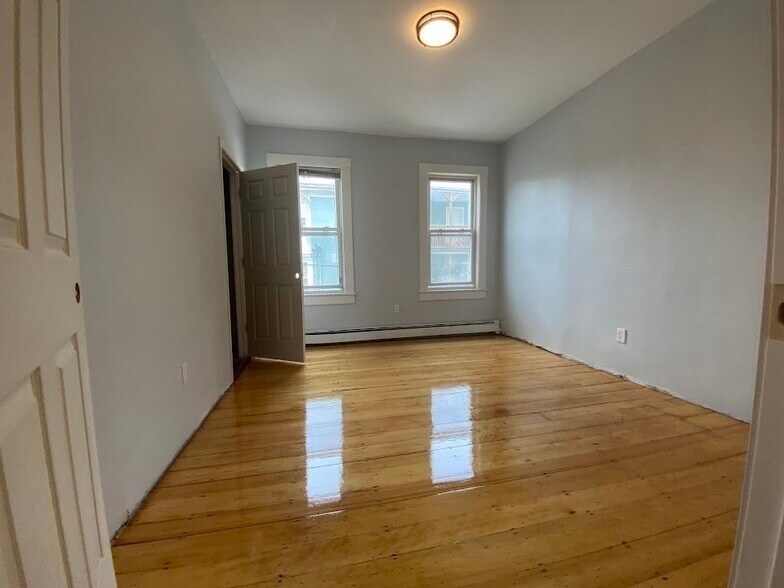 Building Photo - 213 Boylston St