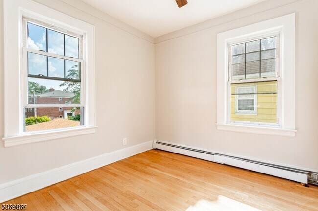 Building Photo - 842 Pennington St