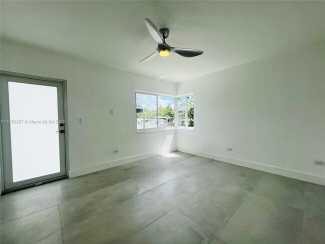 Building Photo - 2045 Calais Dr