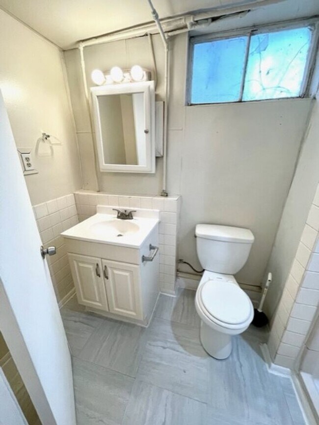 Building Photo - 1 Bedroom Apartment Downtown w/ Bonus Room...