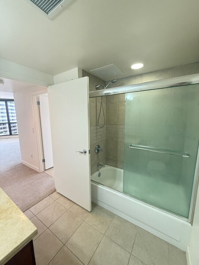 Building Photo - Available Now 1 Bed, 1 Bath, Kaka'ako, Oce...