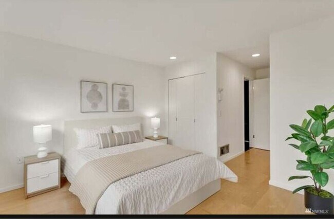 Building Photo - 2BR Ground Floor Eastlake Condo w/ Dedicat...