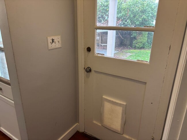 Building Photo - 3 Bedroom on large lot