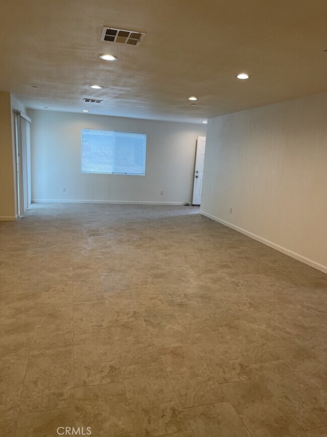 Building Photo - 1140 Deseret Ave