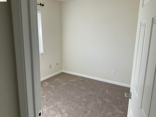 Building Photo - 1360 Tiffany Dr