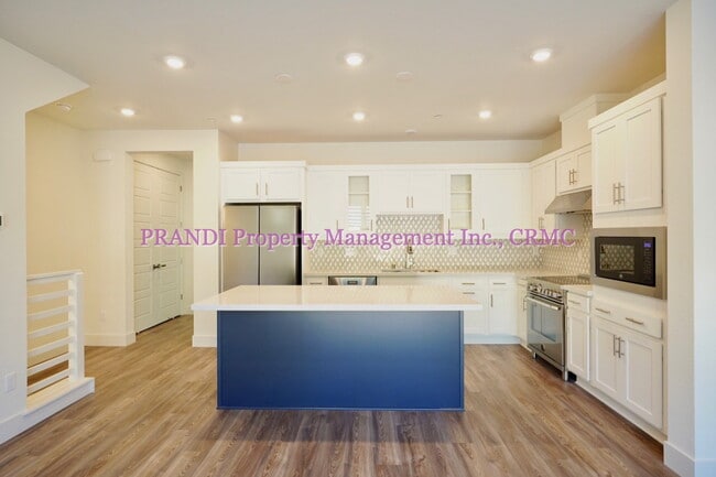 Building Photo - Brand New Townhome, Luxury Meets Convenience!