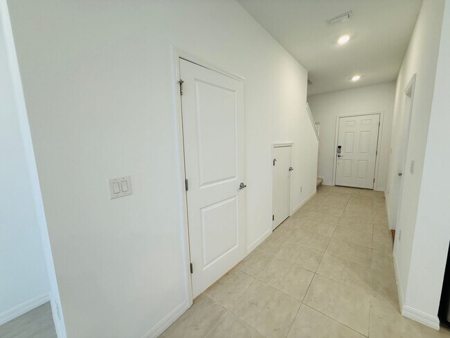 Building Photo - Townhome in The Townhomes of River Landing