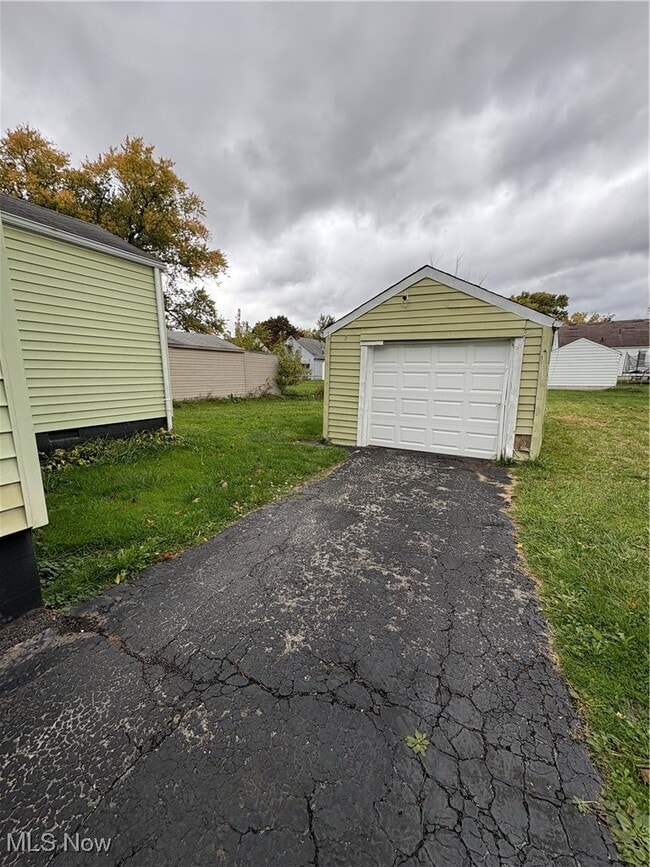 Building Photo - 830 Cambridge Ave