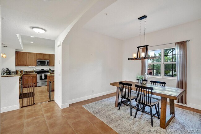 Building Photo - 228 SW 6th Ct