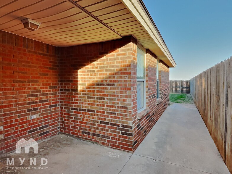 Building Photo - 528 N Brentwood Ave