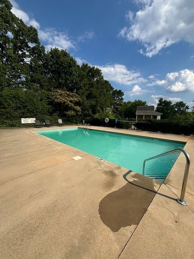 Building Photo - 3BR House with Community Pool