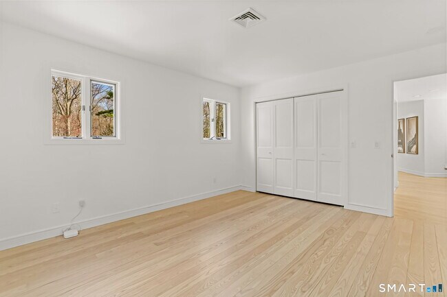 Building Photo - 32 Buttonball Ln