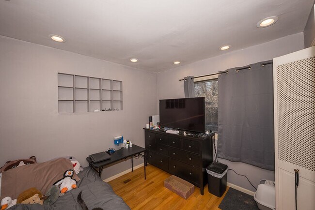 Building Photo - Great 4 Bedroom/2 Bath Home near UND!