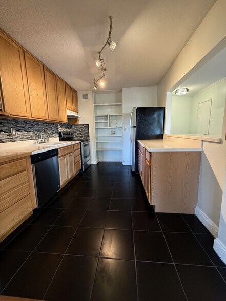Building Photo - 2059 Huntington Ave