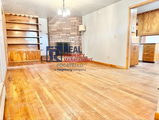 Building Photo - 3 Bedroom 2 bath - Double car garage