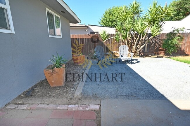 Building Photo - 5568 N Millbrook Ave