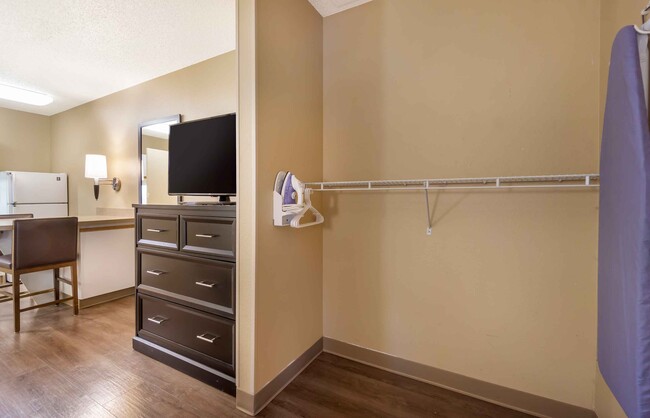 Building Photo - Furnished Studio-Seattle - Bellevue - Fact...