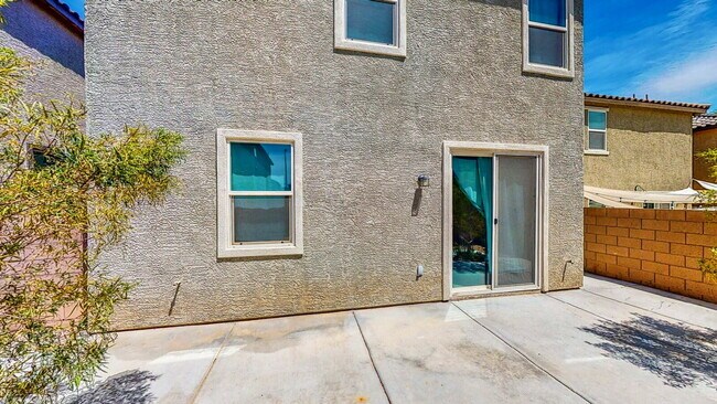 Building Photo - HOLIDAY SPECIAL! SIGN YOUR LEASE BY 12.31.25 AND RECEIVE THE FIRST 2 WEEKS RENT FREE!!  Beautiful...