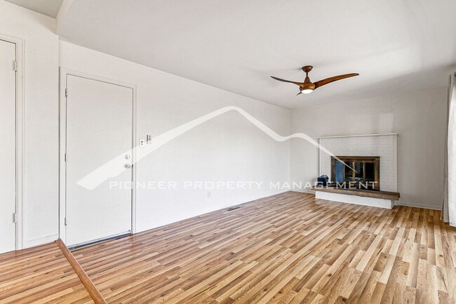 Building Photo - Beautiful Updated Home Conveniently locate...