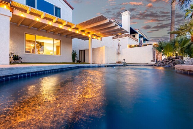 Building Photo - 4 bedroom Lakefront Property
