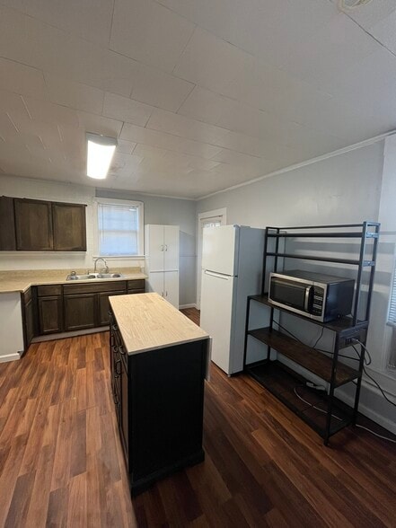 Building Photo - 1227 E Chestnut St