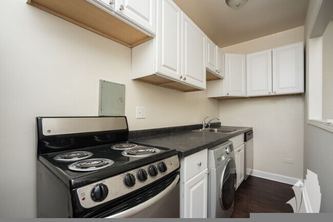 Building Photo - 3340 N Marshfield Ave