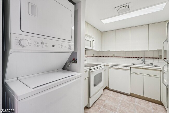 Building Photo - 38 Moonachie Rd