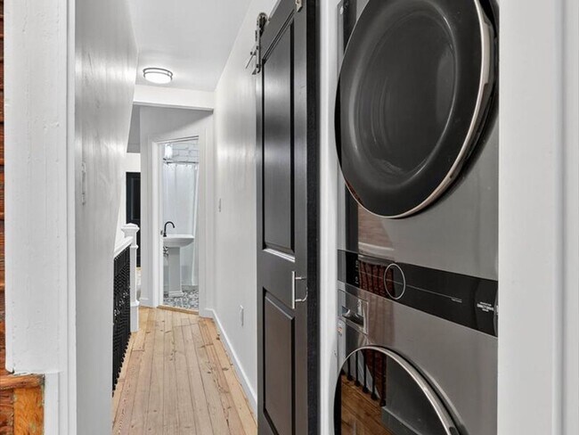 Building Photo - Gorgeous 4 Bedroom 2.5 Bathroom Available ...