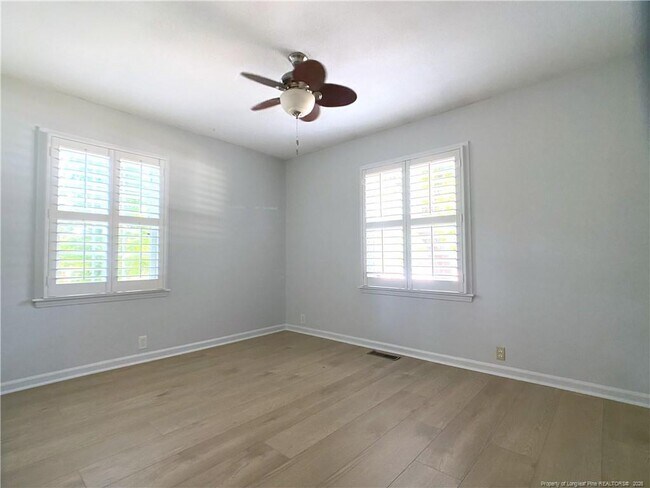 Building Photo - 2721 Mirror Lake Dr