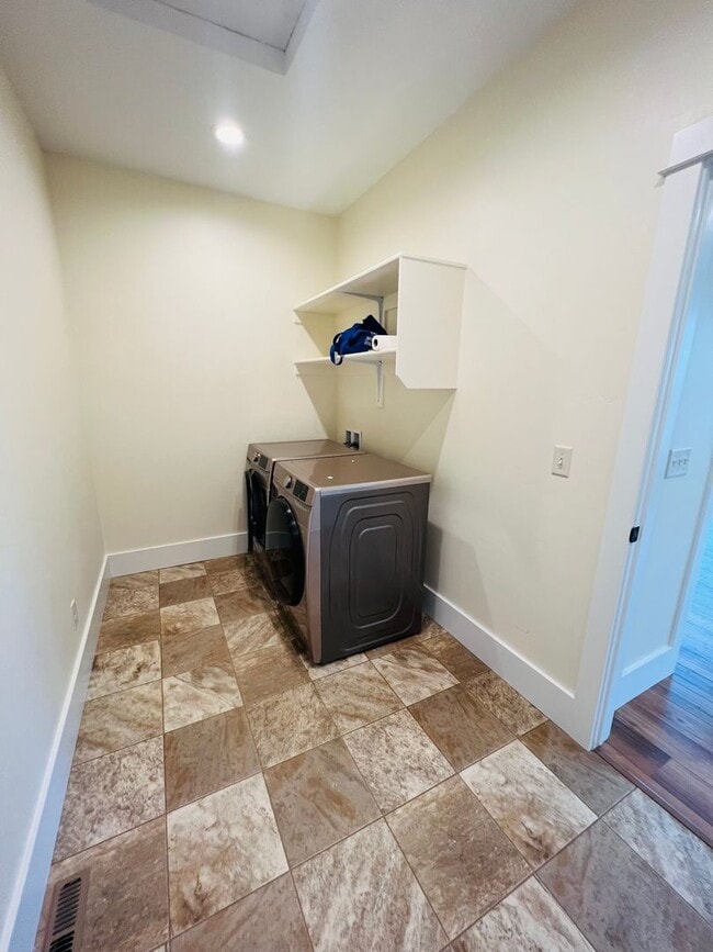 Building Photo - Newer Home - 3 Bedroom - 2 Bath - Hamilton