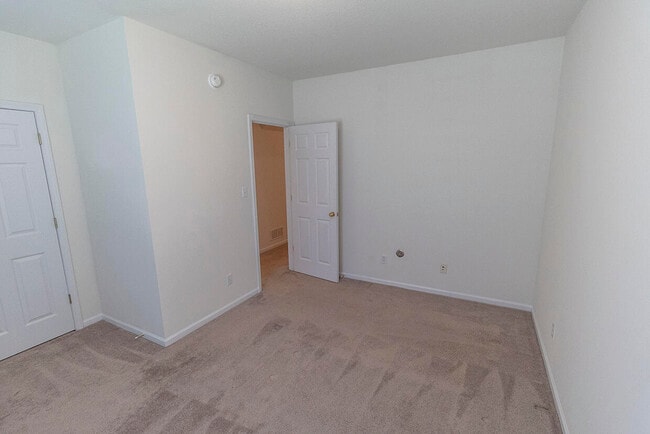 Building Photo - 3322 E St Charles Rd