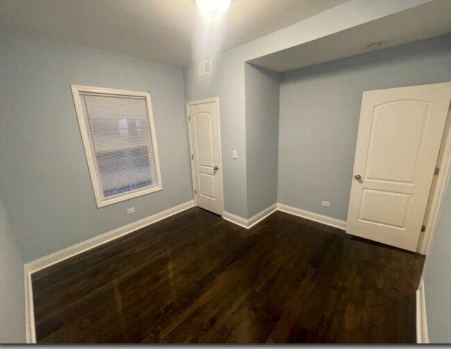 Building Photo - 909 N Austin Blvd
